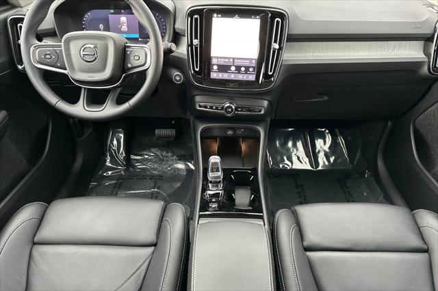 2026 Volvo XC40 Plus, B5 AWD Gas (mild hybrid), Dark