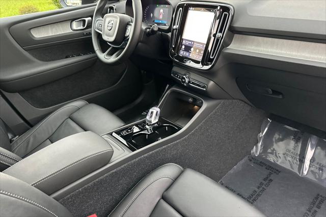 2026 Volvo XC40 Plus, B5 AWD Gas (mild hybrid), Dark