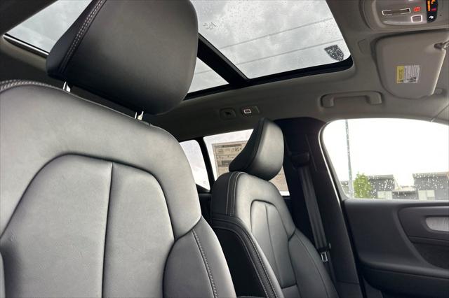 2026 Volvo XC40 Plus, B5 AWD Gas (mild hybrid), Dark