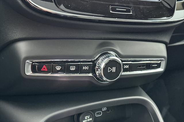 2026 Volvo XC40 Plus, B5 AWD Gas (mild hybrid), Dark