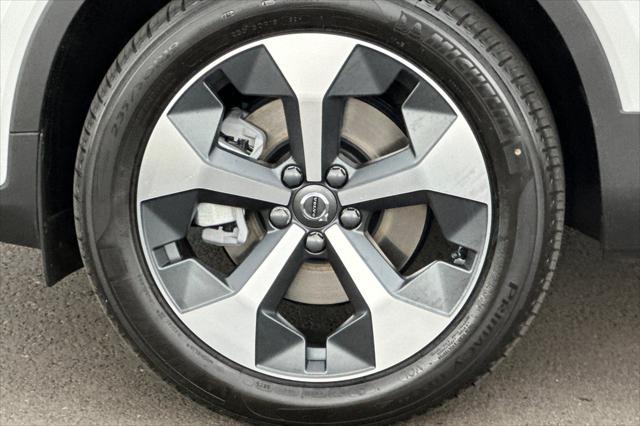 2026 Volvo XC40 Plus, B5 AWD Gas (mild hybrid), Dark
