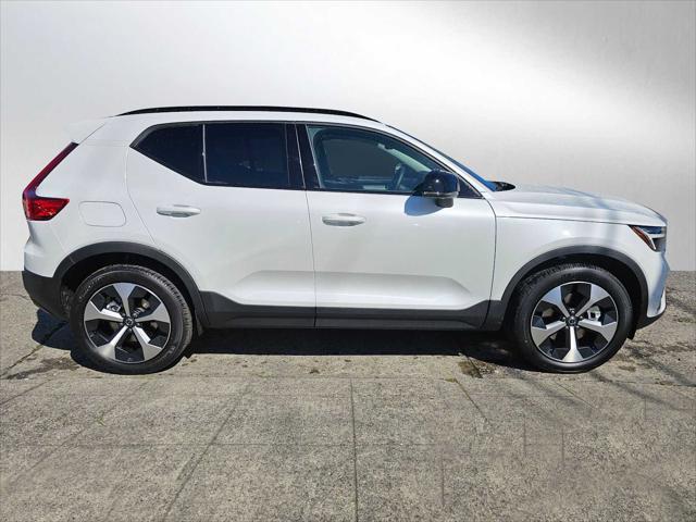 2026 Volvo XC40 Plus, B5 AWD Gas (mild hybrid), Dark