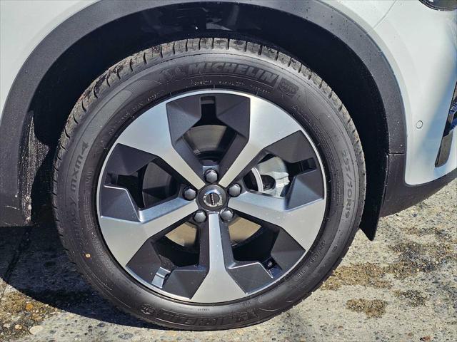 2026 Volvo XC40 Plus, B5 AWD Gas (mild hybrid), Dark