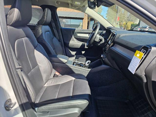 2026 Volvo XC40 Plus, B5 AWD Gas (mild hybrid), Dark