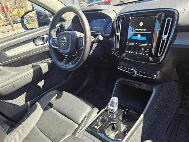 2026 Volvo XC40 Plus, B5 AWD Gas (mild hybrid), Dark