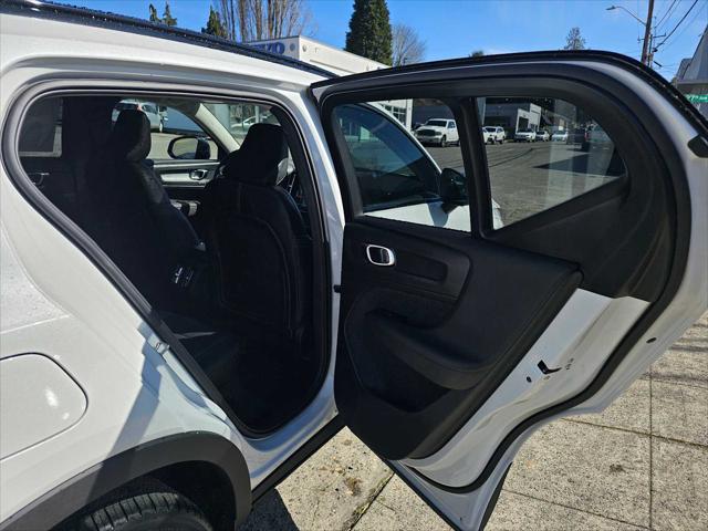 2026 Volvo XC40 Plus, B5 AWD Gas (mild hybrid), Dark