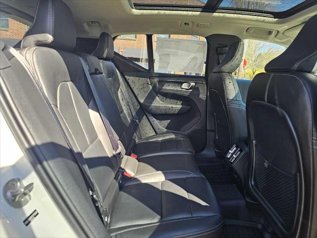 2026 Volvo XC40 Plus, B5 AWD Gas (mild hybrid), Dark