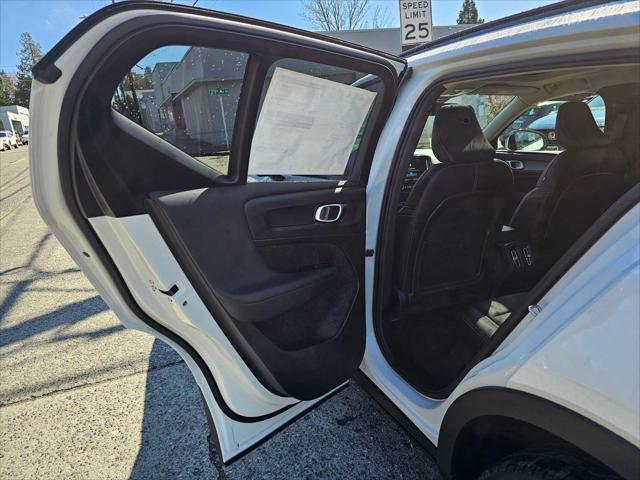 2026 Volvo XC40 Plus, B5 AWD Gas (mild hybrid), Dark