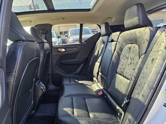 2026 Volvo XC40 Plus, B5 AWD Gas (mild hybrid), Dark