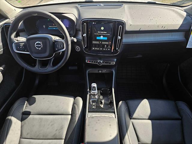 2026 Volvo XC40 Plus, B5 AWD Gas (mild hybrid), Dark