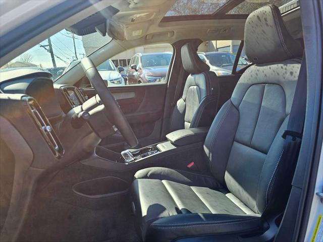 2026 Volvo XC40 Plus, B5 AWD Gas (mild hybrid), Dark