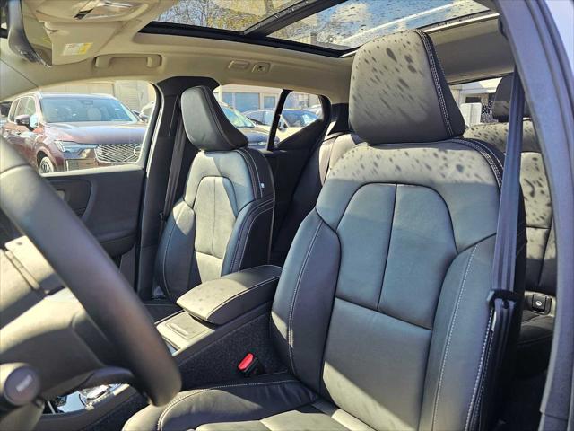 2026 Volvo XC40 Plus, B5 AWD Gas (mild hybrid), Dark