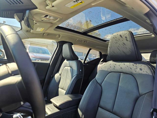 2026 Volvo XC40 Plus, B5 AWD Gas (mild hybrid), Dark