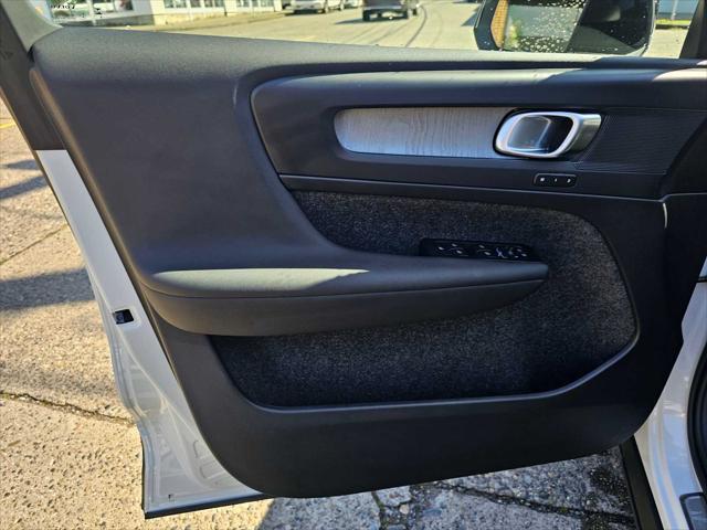2026 Volvo XC40 Plus, B5 AWD Gas (mild hybrid), Dark