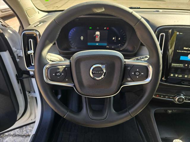 2026 Volvo XC40 Plus, B5 AWD Gas (mild hybrid), Dark