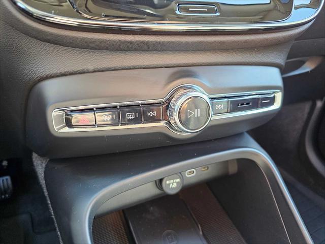 2026 Volvo XC40 Plus, B5 AWD Gas (mild hybrid), Dark