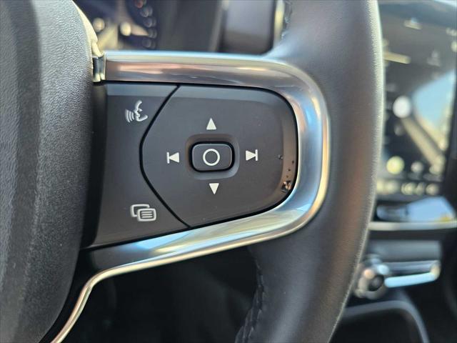 2026 Volvo XC40 Plus, B5 AWD Gas (mild hybrid), Dark