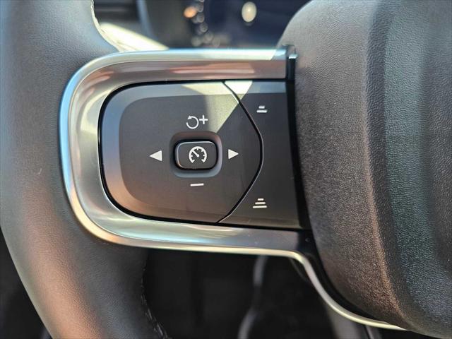 2026 Volvo XC40 Plus, B5 AWD Gas (mild hybrid), Dark