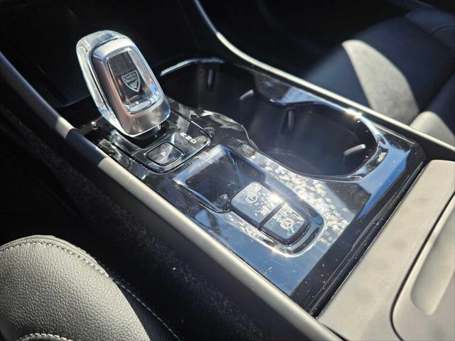 2026 Volvo XC40 Plus, B5 AWD Gas (mild hybrid), Dark