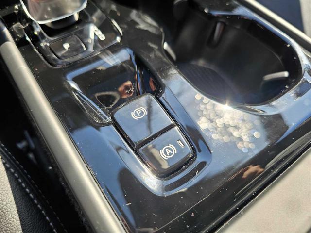 2026 Volvo XC40 Plus, B5 AWD Gas (mild hybrid), Dark