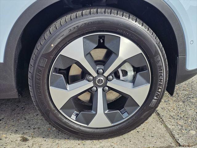 2026 Volvo XC40 Plus, B5 AWD Gas (mild hybrid), Dark