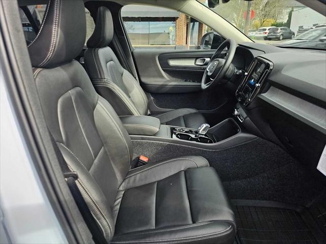 2026 Volvo XC40 Plus, B5 AWD Gas (mild hybrid), Dark