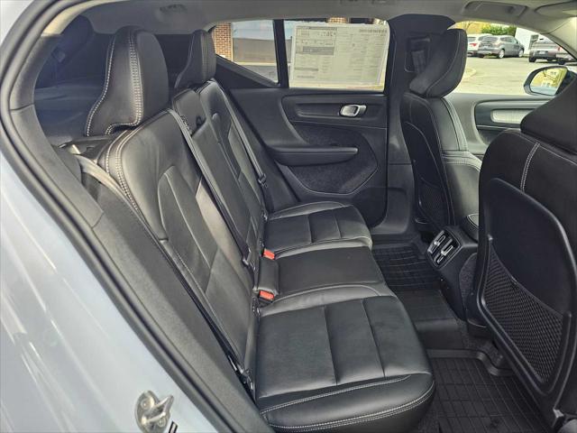 2026 Volvo XC40 Plus, B5 AWD Gas (mild hybrid), Dark