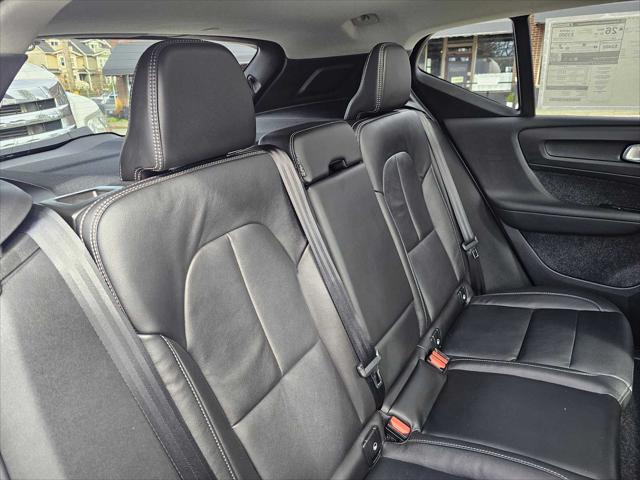 2026 Volvo XC40 Plus, B5 AWD Gas (mild hybrid), Dark