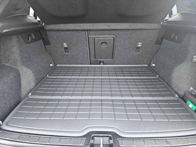 2026 Volvo XC40 Plus, B5 AWD Gas (mild hybrid), Dark
