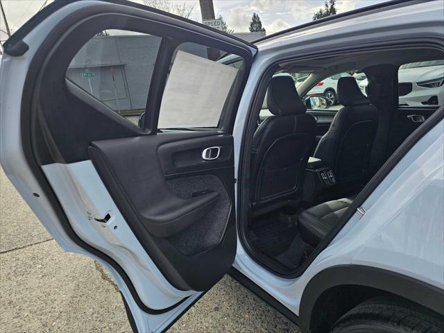 2026 Volvo XC40 Plus, B5 AWD Gas (mild hybrid), Dark