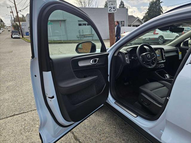 2026 Volvo XC40 Plus, B5 AWD Gas (mild hybrid), Dark