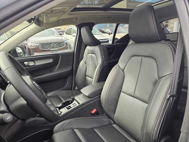 2026 Volvo XC40 Plus, B5 AWD Gas (mild hybrid), Dark