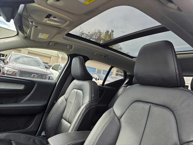2026 Volvo XC40 Plus, B5 AWD Gas (mild hybrid), Dark
