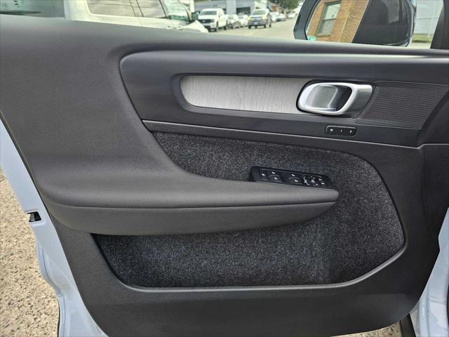 2026 Volvo XC40 Plus, B5 AWD Gas (mild hybrid), Dark