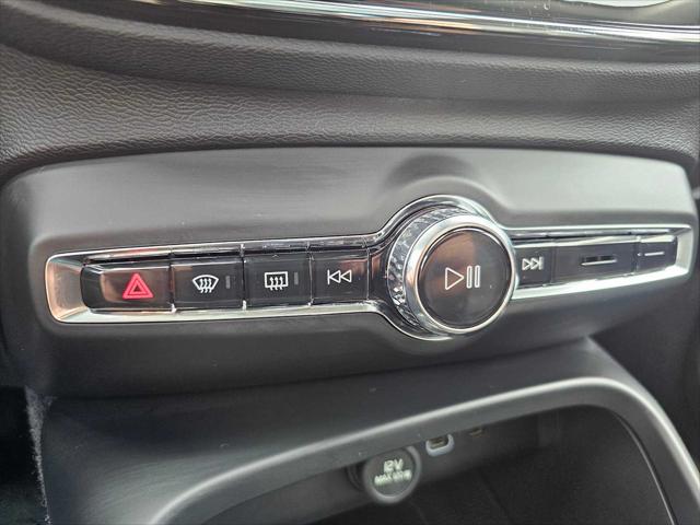 2026 Volvo XC40 Plus, B5 AWD Gas (mild hybrid), Dark
