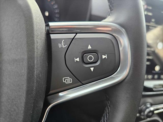2026 Volvo XC40 Plus, B5 AWD Gas (mild hybrid), Dark