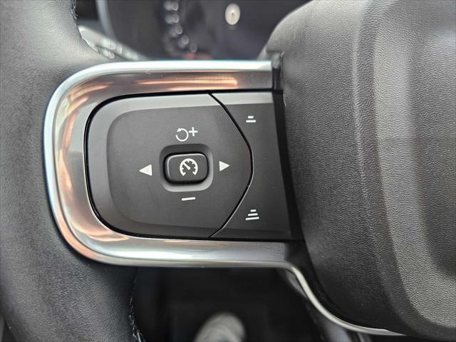 2026 Volvo XC40 Plus, B5 AWD Gas (mild hybrid), Dark