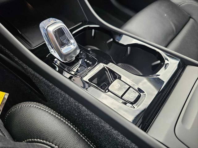 2026 Volvo XC40 Plus, B5 AWD Gas (mild hybrid), Dark