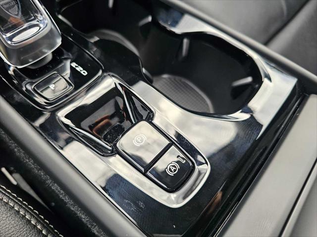 2026 Volvo XC40 Plus, B5 AWD Gas (mild hybrid), Dark