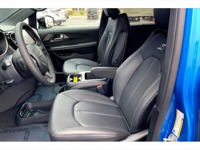 2026 Chrysler Pacifica Select AWD