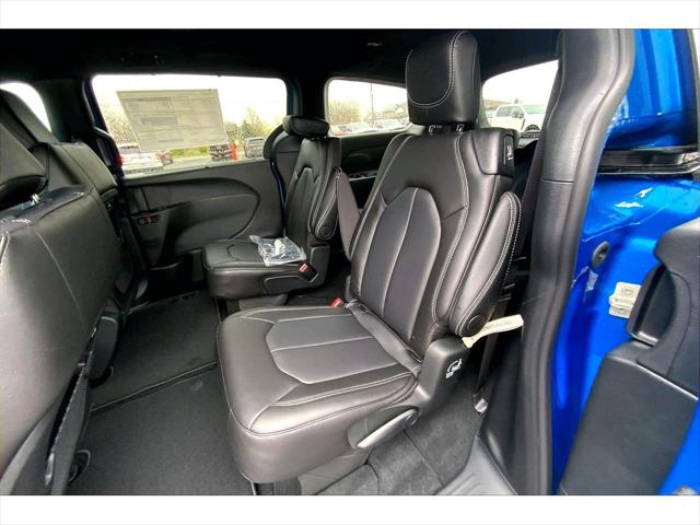 2026 Chrysler Pacifica Select AWD