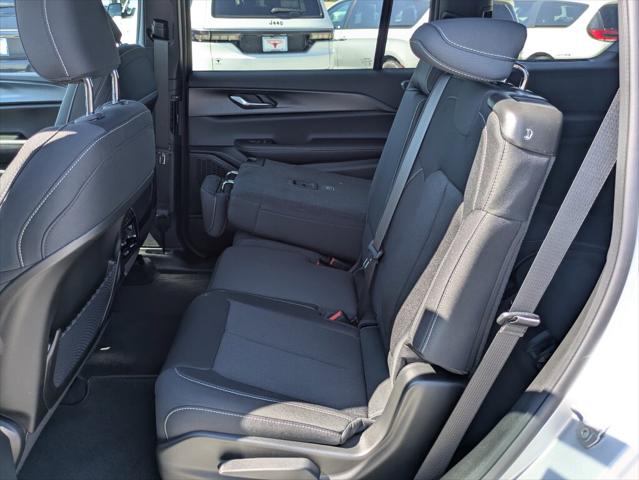 2026 Jeep Grand Cherokee Laredo 4x2