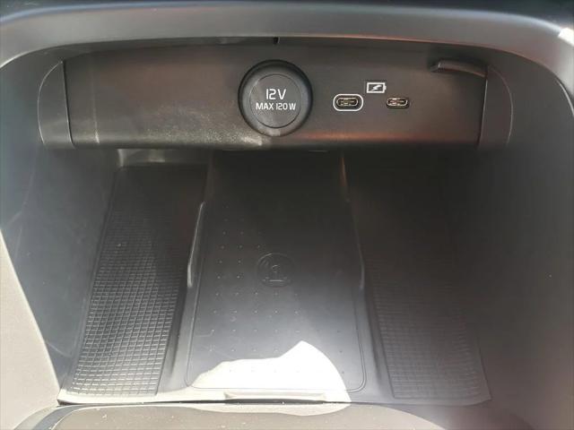 2024 Volvo XC40 B5 Plus Bright Theme