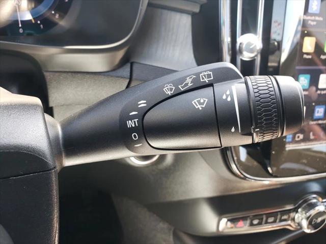 2024 Volvo XC40 B5 Plus Bright Theme