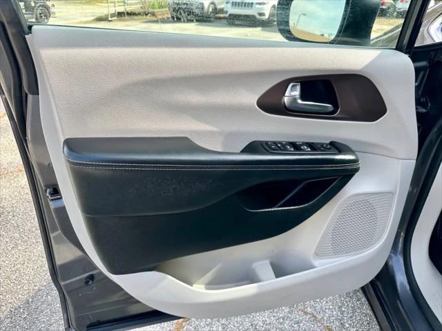 2022 Chrysler Voyager LX
