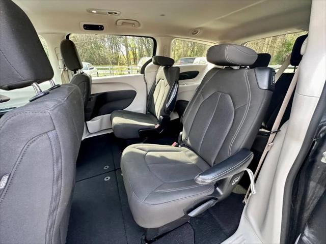 2022 Chrysler Voyager LX