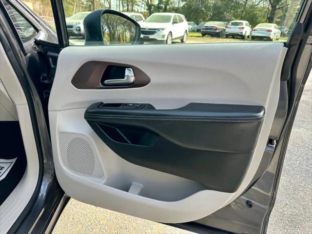 2022 Chrysler Voyager LX