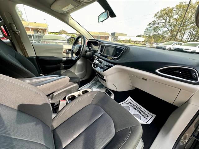 2022 Chrysler Voyager LX