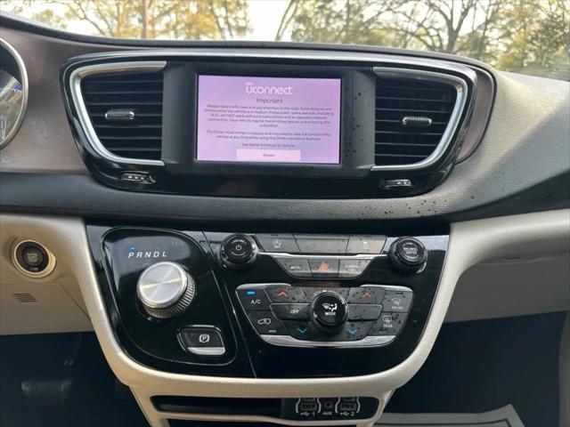 2022 Chrysler Voyager LX