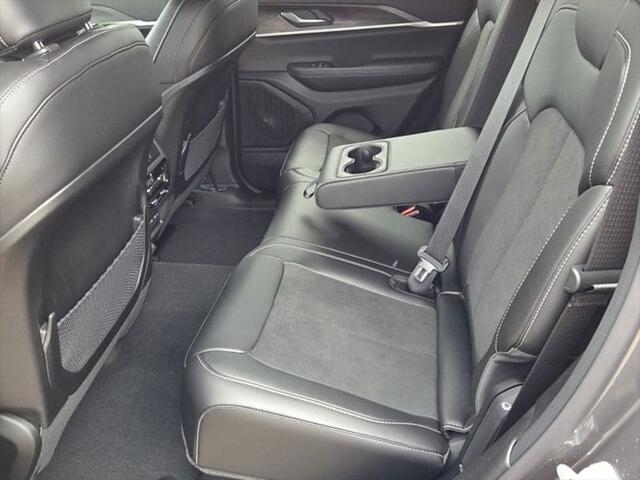 2026 Jeep Grand Cherokee Altitude 4x2